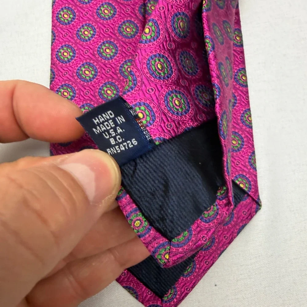 Holland & Sherry Necktie Mens 57x3.5 Magenta Pink Silk Geometric Medallion USA